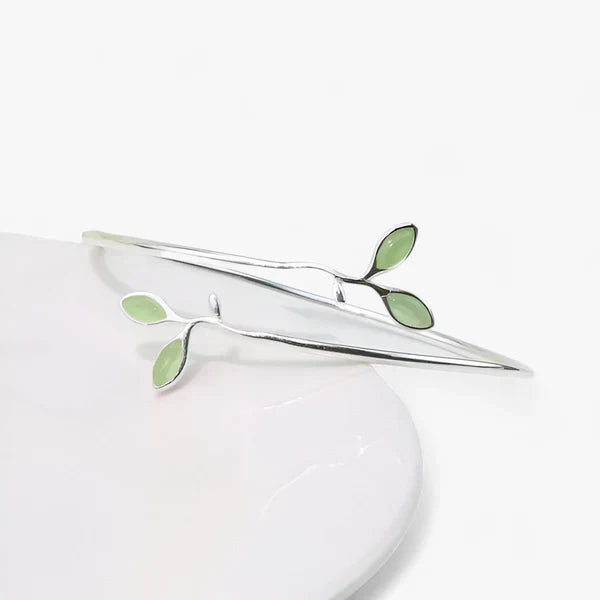 Smaragd | Silverarmband Bangle med Grönt Blad - Naturinspirerad Elegans