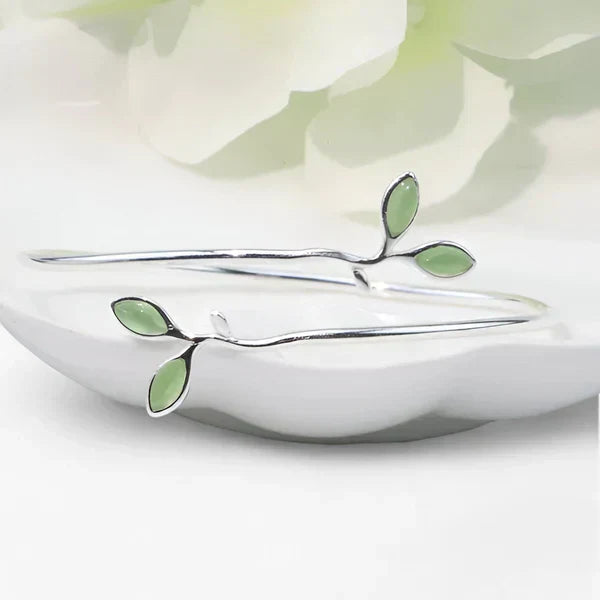 Smaragd | Silverarmband Bangle med Grönt Blad - Naturinspirerad Elegans